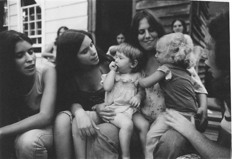 Growing up on a Hippy Commune | What was it like to grow up on America's largest commune? In the late 60's, 320 San Francisco hippies took a caravan of 60 buses across the country & founded "The Farm" in 1971 on 1,750 acres in the backwoods of TN. It reached a peak of 1500 people, all who took a vow of poverty to live communally, self sufficient off the grid. During the 70's and early 80's, hundreds of children grew up knowing only this reality. Living in tents and school buses, knowing ... Commune Living, Hippie Family, Hippie Couple, Hippie Commune, Horse Wagon, Hippie Culture, School Buses, View Point, Food Meat