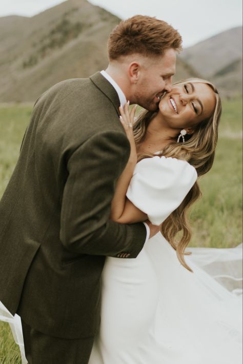 Wedding Dress Puff Sleeve, Grooms Suits, Temple Wedding Photos, Bride Groom Photoshoot, Mountain Bridals, Puff Sleeve Wedding Dress, Wedding Portrait Poses, Modest Wedding Dress, Dress Puff Sleeve