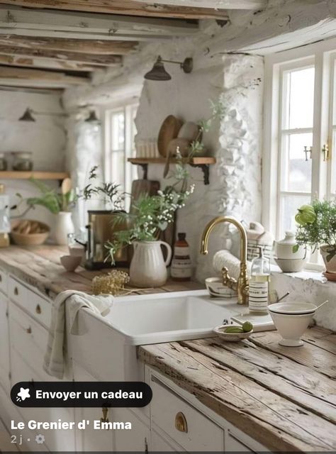 White Rustic Kitchen, Cocina Shabby Chic, Scandinavian Kitchens, Barn Kitchen, French Country Kitchens, Kitchen Time, Cottage Kitchens, Scandinavian Kitchen, Cottage Kitchen