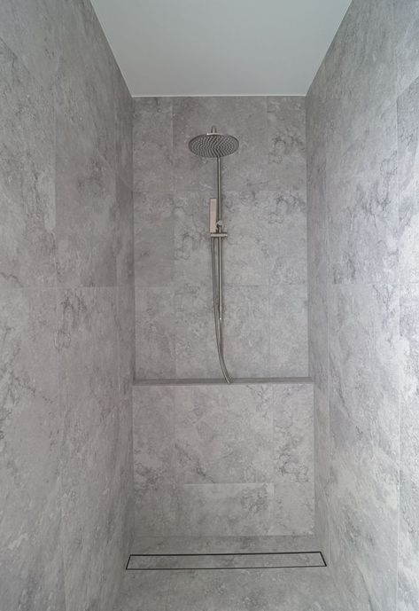 The natural stone look tile brings up the space through contrasting colour though how spaces are used. . . . 🔎Preston Travertine Grey Matt 600x600 , Designed By @sevo.designstudio . . #showtile #showtileproject #tile #tiler #tiledesign #art #bathroomideas #bathroomdesign #livingroomdesigan #architecture #dwelling #naturalstonelooktiles #floor #renovation #reno #creative #home Grey Travertine Bathroom, Grey Stone Tile Bathroom, Natural Stone Tile Bathroom, Travertine Tile Bathroom, Grey Stone Tiles, Grey Travertine, March Stone, Stone Tile Bathroom, Travertine Bathroom