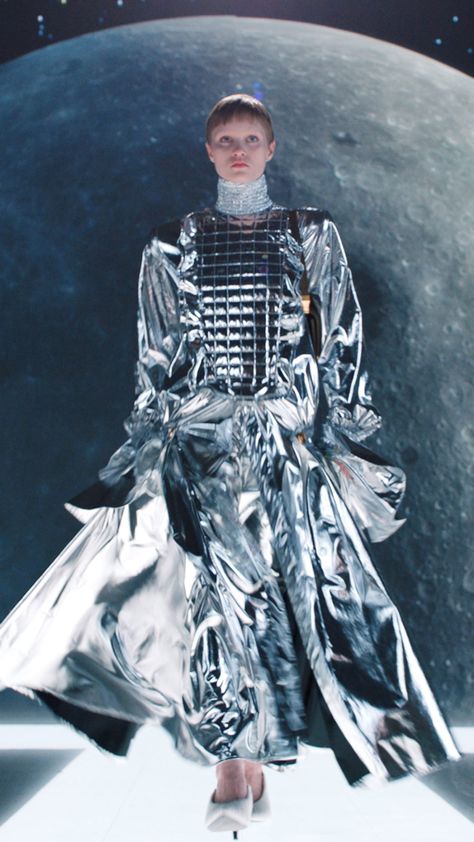 Space Age Fashion, Space Fashion, Space Outfit, Rei Kawakubo, Model Look, Pierre Balmain, Air France, Live Fashion, Themed Outfits