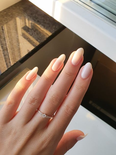 Hailey Bieber nails Design aesthetic insta inspo tiktok trend thatgirl summer clean classy natural nails not gel oder acryl white glitter schimmer glazed donut perlmutt pearl manicure almond Creme Almond Creme, Summer Cleaning, Ballet School, Donut Glaze, White Glitter, Hailey Bieber, White Nails, Natural Nails, Manicure