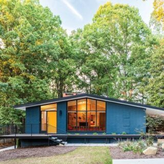 Mid Century Front Yard, Mid Century Exterior, Midcentury House, Modern Kitchen Remodel, Mid Century Architecture, Raleigh North Carolina, Palau, Roof Design, Mid Century Modern House