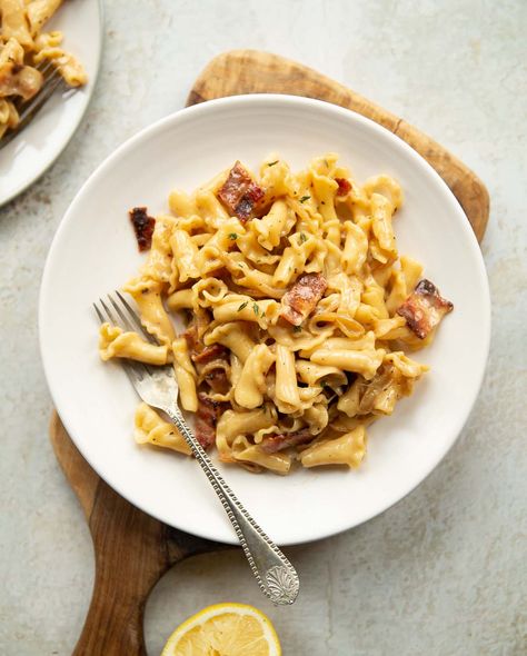 This Brie Pasta is silky smooth, outrageously delicious and easy to make. Better still, you only need 5 main ingredients! | www.dontgobaconmyheart.co.uk Brie Pasta, Easy Bacon Recipes, Bacon Pasta Recipes, Pasta With Bacon, Caramelized Onions Recipe, Cheese Pasta Recipes, Night Dinner Recipes, Best Pasta Dishes, Pasta Sides