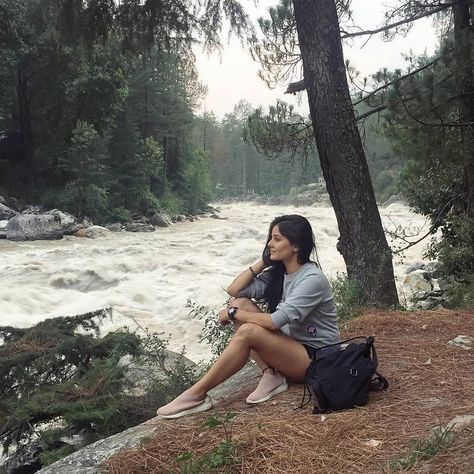 Humans of Himachal on Instagram: “🏞️Oh Darling! Let's be in the nature for sometime.💞 Kasol, Parvati Valley, Himachal Pradesh, India . . . Image Courtesy: @archannaguptaa…” Himachal Pradesh Photography, Kasol Himachal Pradesh, Parvati Valley, Mountain Pose, Mountain Pictures, Travel Pictures Poses, Pic Pose, Love Photo, Photo Poses For Couples