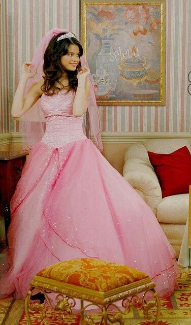 Selena Gomez Selena Gomez Pink Dress, Selena Gomez Images, Halloween Episodes, Pink Quince, Wizards Of Waverly, Alex Russo, Selena Gomez Cute, Wizards Of Waverly Place, Selena Gomez Pictures