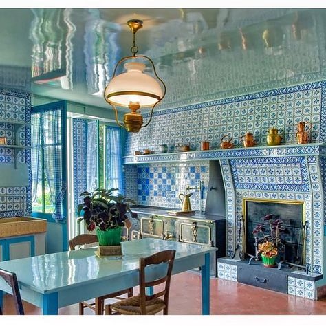 @art.istic.licence  INTERIORS Monet’s kitchen, blue and shiny and tiled....Giverny, France 📸? #monet #kitchen #elegant #blue… Art Deco Home Design, Claude Monet House, Giverny Monet, Glossy Kitchen, Blue Kitchen Designs, Giverny France, Kitchen Built In, Art Deco Home, Blue Kitchens