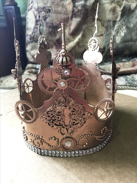 Burger King senior crown IG: @tammyjay07 Senior Burger King Crowns, Senior Step Up Day Crowns, Burger King Crown Decorated, Senior Year Crowns, Senior Crown Ideas Black, Burger King Crown, Senior Year Diy, Senior Crown Ideas, 2025 Graduation