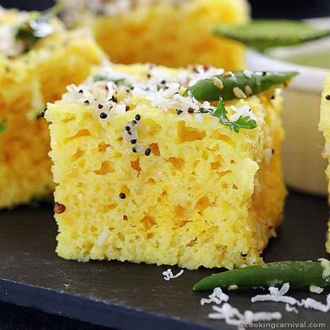 Khaman Dhokla, Cake Snack, Dhokla Recipe, Spicy Snacks Recipes, Steamed Cake, Breakfast Recipes Indian, Indian Cooking Recipes, Vegetarian Snacks Recipes, Sweet Dishes Recipes