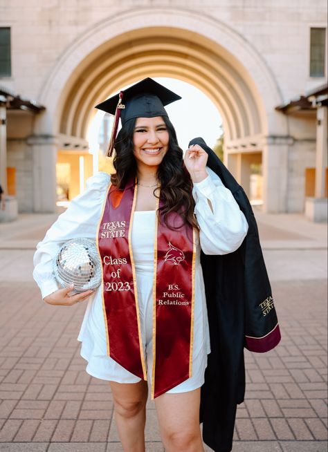 Graduation Photos Aesthetic, Texas State Graduation Pictures, Graduation Props, University Graduation Photos, Poses Graduation, Grad Poses, Disco Aesthetic, Graduation Cap And Gown, Grad Hat