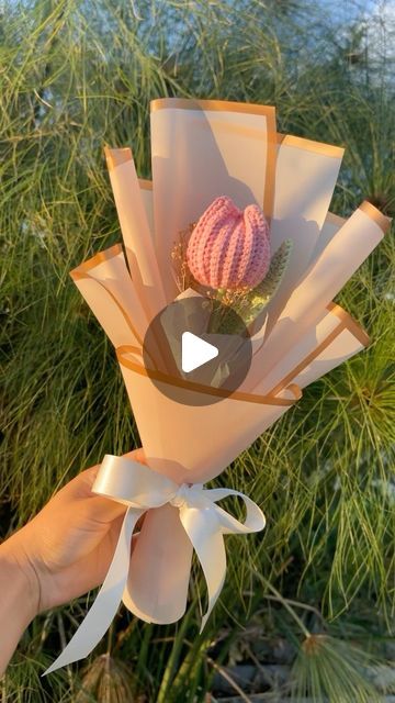 Flor Crochet, Bouquet Tutorial, Flowers Crochet, Tulip Bouquet, Crochet Sunflower, Instagram Tutorial, Crochet Wrap, Crochet Flowers, Tulips