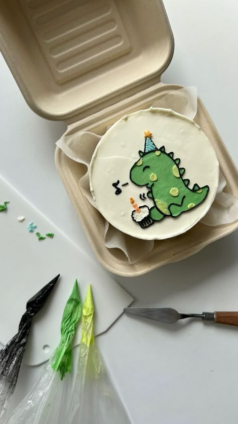 Bento Cake Dino, Cute Dino Cake, Cake Dino, Dinasour Birthday, Dino Birthday Cake, Small Birthday Cakes, Dino Cake, Anime Cake, Bento Cakes