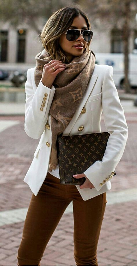 Mia Mia Mine, Outfits Minimalist, Balmain Blazer, Louis Vuitton Scarf, Mia Mia, Stylish Fall Outfits, Moda Chic, Mode Casual, Shoes Luxury