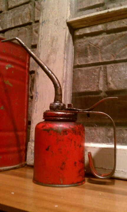 Old oil cans!  Love these! Old Oil Cans, Castrol Oil, Old Milk Cans, Vintage Oil Cans, Vintage Gas Pumps, Old Gas Stations, Old Garage, Old Farm Equipment, American Diner