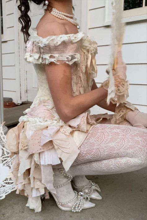 Marie Antoinette Costume Diy, Costume Strawberry Shortcake, Marie Antoinette Halloween Costume, Marie Antoinette Costume Halloween, Betty Boop Costume, Marie Antoinette Aesthetic, Marie Antoinette Party, Costume Ideas For Halloween, Marie Antoinette Costume