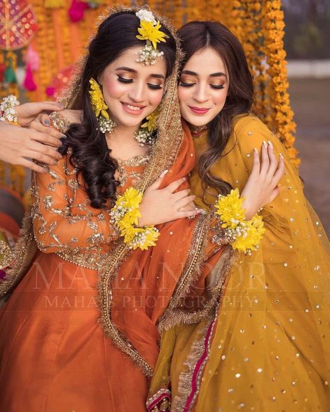 Haldi Makeup Look For Bride Sister, Haldi Photography Ideas For Bride, Haldi Photography Ideas, Haldi Poses For Bride, Haldi Poses, Bride Fashion Photography, Haldi Ceremony Outfit, Bridesmaid Poses, Nikah Outfit