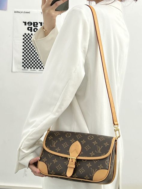 Louis Vuitton Diane, Louis Vuitton Outfit, Bag Outfit, Own Style, Casual Street Style, Lv Bag, A Bag, Cloth Bags, Capsule Wardrobe