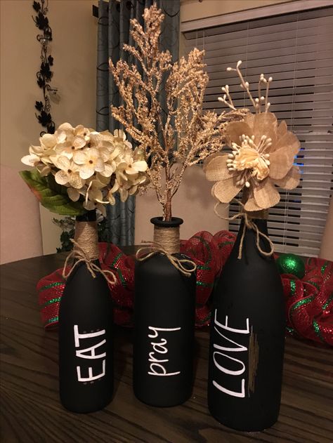 Bottle Art For Kitchen, Black Wine Bottle Crafts, Wine Bottles Decoration Ideas, Wine Bottle Design Ideas, Wine Bottle Diy Crafts Ideas, Bottle Ideas Decor, Things To Do With Wine Bottles, Decoration With Bottles, Decor With Wine Bottles