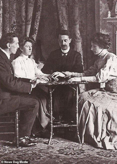 A seance held by Magician William Marriott (second from right), England Victorian Spiritualism, Seance Room, Blithe Spirit, Street Magic, Religious Education, Edwardian Era, Black And White Photographs, Victorian Era, Dark Academia