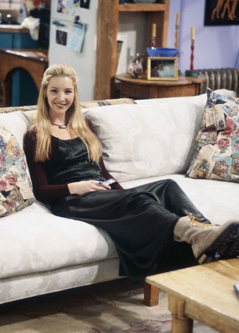 phoebe w glossy dress, long sleeves and neutral boots Lisa Kudrow Friends, Phoebe Buffay Outfits, Friends 1994, Friends Season 1, Friends Phoebe, Ross Geller, Friends Season, Friends Moments, Phoebe Buffay