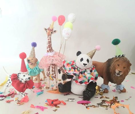 Girls First Birthday Cake, Giraffe Party, Panda Party, Friend Crafts, Circus Animals, Animal Nursery Decor, Safari Party, Safari Theme, Plastic Animals