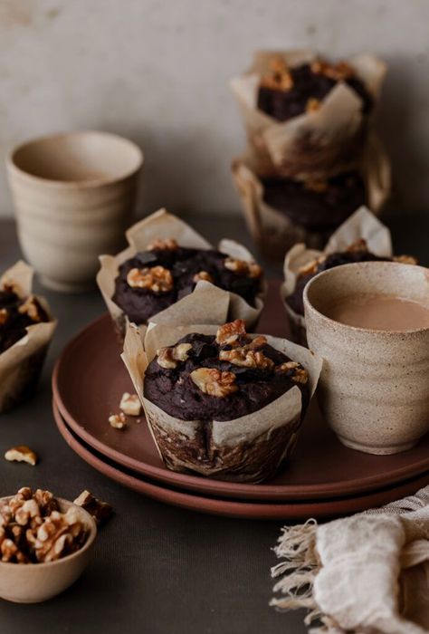 Delicious and super soft one-bowl Vegan Chocolate Banana Muffins made with healthier ingredients so you can indulge any time of day! Pastry Photoshoot, Muffin Photography, Muffins Photography, Fall Pastry, Muffins Chocolate, Pop Sugar, Baking Photography, Chocolate Banana Muffins, Cacao Chocolate