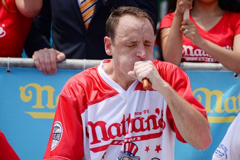 Joey Chestnut Wins the 2018 Nathan's Hot Dog Eating Contest After Downing 74 Franks and Buns Joey Chestnut Hot Dogs, Joey Chestnut, Hotdog Meme, Money Machine, Youtube Money, Fall Shorts, Top News, Sports Betting, Dog Eating