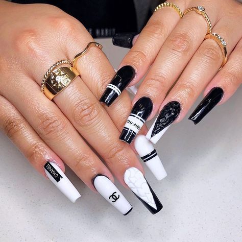 Autumm Winter Back And White Nails Art Trends Ideas For Inspiration Prada Nails Design, White Nails Art, Chanel Nails Design, Matte Green Nails, Extra Nails, Black White Nails, Nails Collection, Designer Nails, Chanel Nails