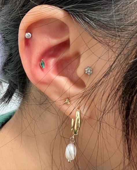 Stud Conch Piercing, Conch Stud Jewelry, Conch Stud Piercing, Conch Piercing Stud, Conch Stud, Double Ear Piercings, Conch Jewelry, Cool Piercings, Cute Piercings