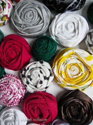 Fabric Rosette, Diy Flores, Fleurs Diy, Fabric Flower Tutorial, Fabric Flowers Diy, Fabric Roses, It Goes On, Fabric Strips, Crafty Craft