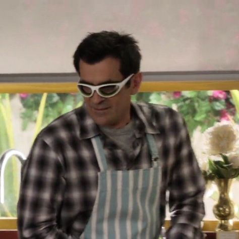 Sitcoms Aesthetic, Phil Dunphy Aesthetic, Modern Family Pfp, Phil Dunphy Icon, Phil Dunphy Funny, Phil Modern Family, Tv Shows Aesthetic, Sitcom Aesthetic, Modern Family Icons