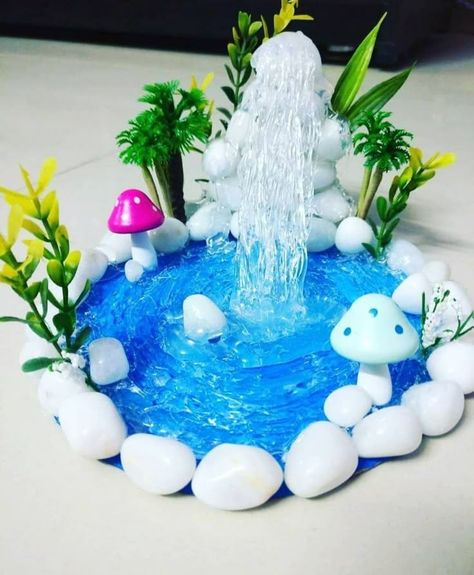 Waterfall Craft Ideas, Diy Hot Glue Crafts Home Decor, Things To Make Out Of Hot Glue, Diy Hot Glue Crafts, Apartment Decorating Wall, Hot Glue Ideas, Hot Glue Waterfall, Hot Glue Crafts, Wall Plants Indoor