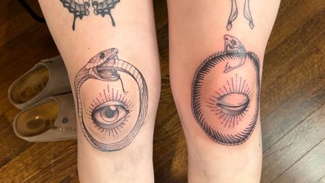 Underneath Knee Tattoo, Snake Tattoo Around Knee, Knee Tattoo Circle, Eyeball Kneecap Tattoo, Eyeball Knee Tattoo, Swirl Knee Tattoo, Knee Ring Tattoo, Ouroboros Tattoo Knee, Moving Knee Tattoo