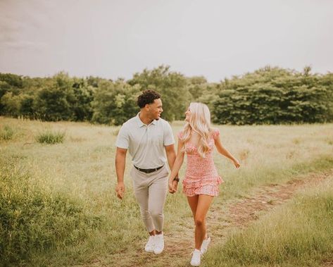 Kentucky Photographer on Instagram: "Back in Texas cause these cuties graduate tomorrow 😭🥰 @brookerobertss10 @jacobbstephens can’t let them graduate without getting pics done of course 🤪" Senior Pictures High Schools, Anniversary Pics, Couple Senior Pictures, Relationship Things, Couples Pics, Couple Shoots, Couple Sessions, Country Couples, Anniversary Pictures