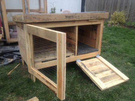 This rabbit hutch was built from recycled pallets. It will soon have a green roof growing food for the bunnies. Pallet Rabbit Hutch, Pallet Hutch, Rabbit Hutch Plans, Diy Rabbit Hutch, Meat Rabbits, Bunny Hutch, Hutch Makeover, Pallet Furniture Designs, Raising Rabbits