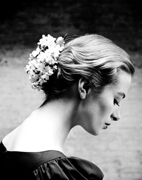 Capucine wearing flowered hair ornament as chignon, photo by Yale Joel, 1950s Jean Shrimpton, Flowers In Her Hair, Fifties Fashion, Adored Vintage, Black And White Photograph, Dapper Day, Hair Ornaments, Vintage Hairstyles, Vintage Beauty