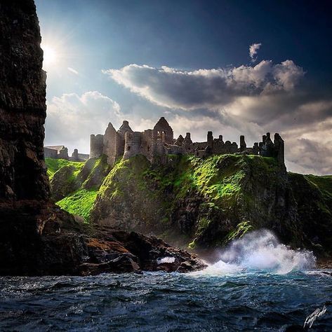 Ireland Loves on Instagram: “I bet you’ve never seen Dunluce Castle look like this... Amazing shot by @kevinrankinphotography . . . #irelandloves #inspireireland…” Game Of Thrones Castles, Beaux Arts Architecture, Dunluce Castle, Best Of Ireland, Images Of Ireland, Love Ireland, Beautiful Castles, Ireland Travel, Northern Ireland