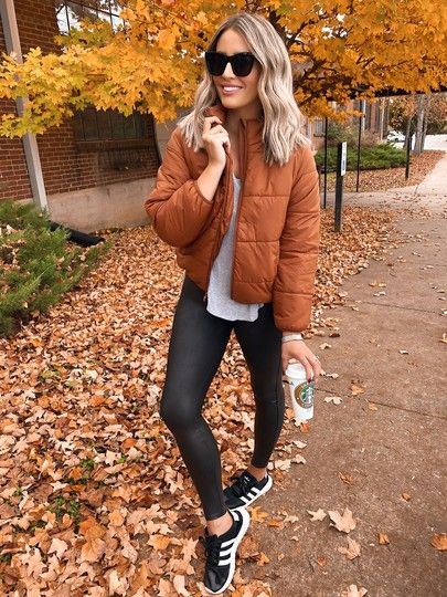 Fall outfit ideas, black sunglasses, rust colored puffer jacket, everyday errands Outfit Ripped Jeans, Bell Bottom Jeans Outfit, Womens Fashion Casual College, Outfit Ideas Black, Puffer Jacket Outfit, Ripped Jeans Outfit, Jean Jacket Outfits, Casual Outfits For Moms, Casual College Outfits