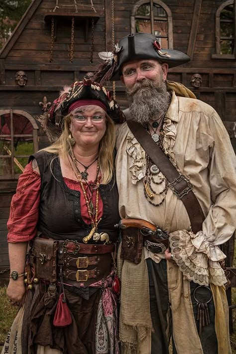 Realistic Pirate Costume, Real Pirate Clothes, Steampunk Fashion Women, Pirate Garb, Pirate Wench, Ren Faire Outfits, Western Costumes, Steampunk Pirate, Pirate Outfit