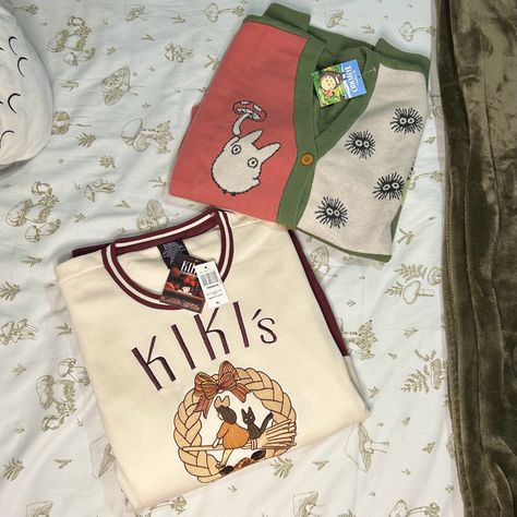 #studioghibli #ghibli #totoro #kikisdeliveryservice #aesthetic #sweater #cardigan #cardigansweater #mushrooms #bedsheets #cozy #comfy Ghibli Sweater, Ghibli Clothes, Cozy Ghibli, Totoro Aesthetic, Appa Avatar, Ghibli Totoro, Room Crafts, Popup Store, Kiki's Delivery Service