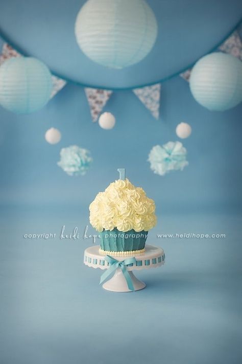 cake smash Birthday Cake Photography, Cake Smash Inspiration, Giant Cupcake Cakes, Cake Smash Theme, D And D, Baby Cake Smash, First Birthday Cake Smash, Baby Fotografie, Smash Cake Boy