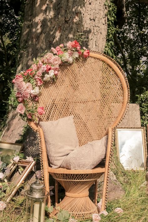 Peacock Chair Decor, Backyard Photoshoot, Pretty Picnic, Party Boards, Wicker Peacock Chair, 3d Robot, Peacock Chairs, Indian Baby Showers, Photo Walls