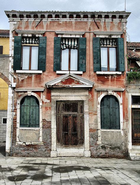 Old house in Venice - love the striped awnings Venice House, Richard Strauss, Old Mansions, Unusual Homes, Interesting Buildings, Abandoned Mansions, Amazing Buildings, Spanish House, Abandoned Buildings