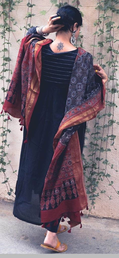 Ajrakh Dupatta With Kurta, Meera Rajput, Ajrakh Dupatta, Office Wear Women Work Outfits, Cotton Kurties, Black Blouse Designs, Simple Kurta Designs, Dress Design Drawing, Pakistani Fashion Casual