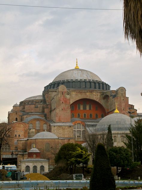 EARLY BYZANTINE: Hagia Sophia. 532-537. Constantinople (Istanbul, Turkey). an important monument both for Byzantine and for Ottoman Empires. Once a church, later a mosque, and now a museum of the Turkish Republic. Hagia Sophia Church, Ottoman Empire Architecture, Turkish Architecture Ottoman Empire, Constantinople Byzantine, Emperor Justinian, Ottoman Architecture, Orthodox Cathedral, Byzantine Architecture, Australia History