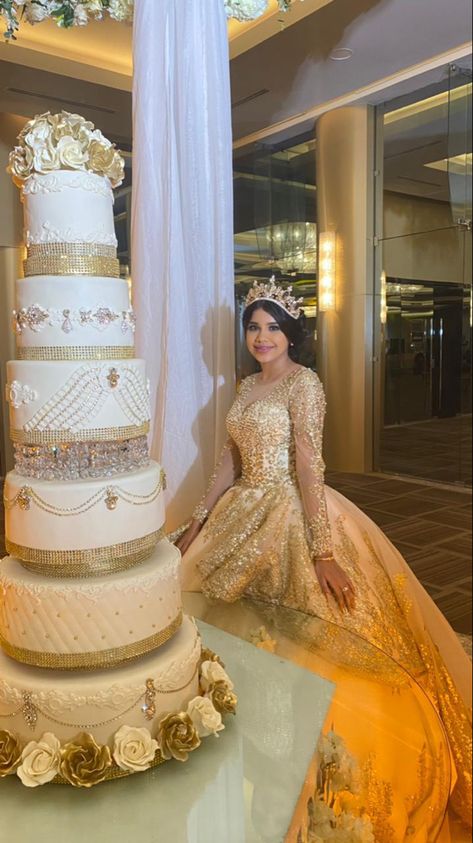 Quince Cakes Champagne, Gold Quince Cake, Quince Cakes Quinceanera, Cakes Quinceanera, Champagne Quinceanera, Sweet 16 Makeup, Red Quinceanera Ideas, Sweet 15 Ideas, Gold Quinceanera