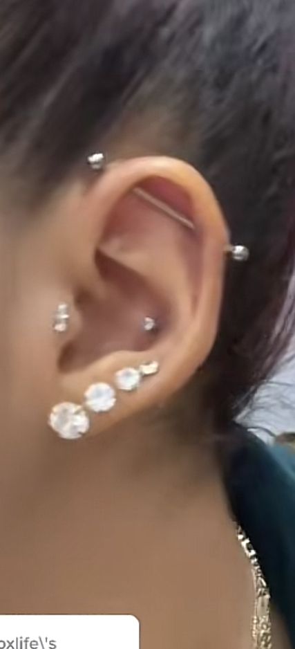 Double Ear Piercing Ideas Unique, 4 Ear Piercings, Pretty Piercings, Double Ear Piercings, Pretty Ear Piercings, Ear Piercing, Care Routine, Tattoos And Piercings, Ear Piercings