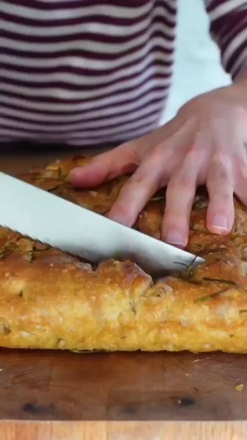 vegan recipe on Instagram: ""GET The Complete Plant Based Cookbook - Over 100+ Delicious Vegan Recipes Including 30-day Meal Plans" =>> LINK IN BIO 🔗 @enjoyveganrecipe FOCACCIA 😍 Soft, fluffy, crunchy…I love it! 🙌 By @fitgreenmind Making focaccia at home is super easy, doesn’t require a lot of effort or ingredients and taste so incredibly good! 😋 I dipped it in a quick garlic Chili oil and oh my…it’s heavenly good!😍 🌱 I live to use this focaccia as bread for sandwich or with a nice soup. M Bread Vegan Recipe, Focaccia Bread Recipe, Vegan Recipes Plant Based, Vegan Salads, Plant Based Cookbook, Appetizers Easy Finger Food, Focaccia Bread, Vegan Cookbook, Adventure Explore