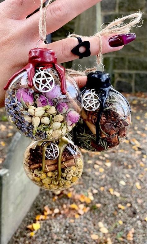 Boho Witchy Kitchen Ideas, Witchy Halloween Crafts, Diy Witchy Jewelry, Diy Boho Halloween Decor, Boho Witchy Decor, Diy Witchy Decor Halloween, Sellable Christmas Crafts, Easy Sellable Crafts, Witch Shop Aesthetic