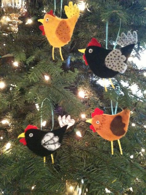 Christmas felt crafts | Felt Chicken Christmas Ornaments. | Craft Ideas Chicken Christmas Ornaments, Christmas Felt Crafts, Felt Chicken, Chicken Ornaments, Chicken Christmas, Neighbor Christmas Gifts, Chicken Crafts, Felt Crafts Christmas, Christmas Felt